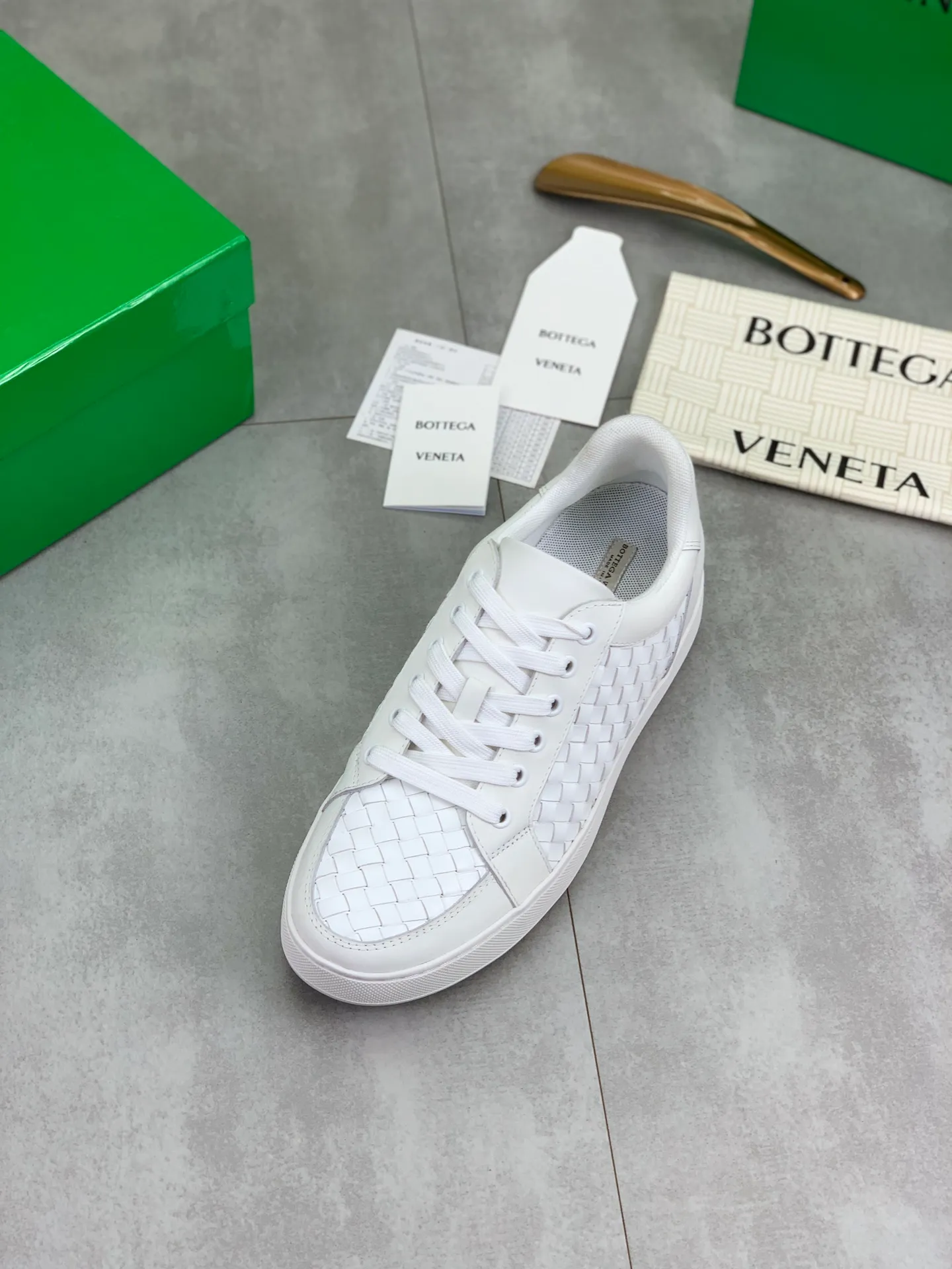 Factory price P720 💰Top quality💎💎💎 BOTTEGA VENETA official website synchronous couple👫The latest top version of the highest version of BV high-top casual shoes in the market, accept material comparison, shoe type comparison, process comparison, practical and textured, versatile, suitable for any occasion, the more you look at it, the more flavorful it becomes. Pure hand-woven craftsmanship - upper material, imported original woven calfskin - high-quality water-dyed cowhide inside - original private model customized outsole -Size: male 39-44 (customized 38 45 46) female 35-39 (customized 34 40 41) Comes with original BV green box, complete packaging.
